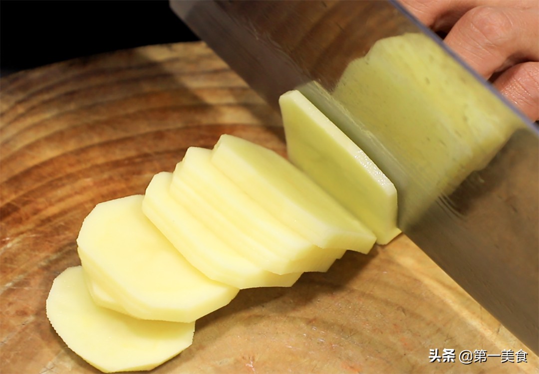 图片[5]-土豆新吃法 厨师长分享“椒盐土豆夹” 多做这一步 金黄焦香-起舞食谱网