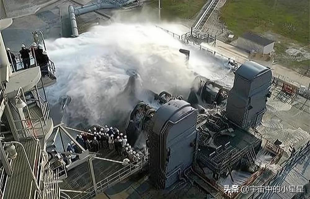 火箭发射瞬间喷出上千吨水，用处很大，但是俄罗斯却不喷水！