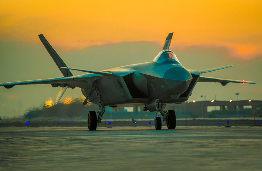 歼-20进气道空中变形，复合材料反超F-22！上演田忌赛马