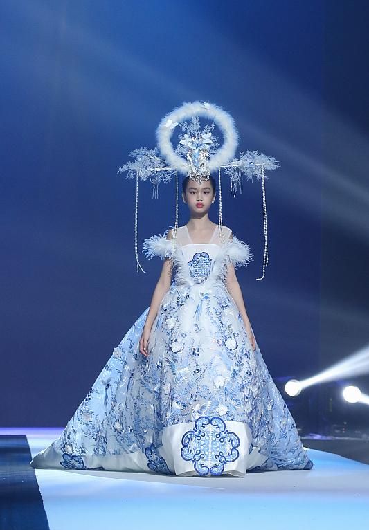 鐘麗緹13歲次女長開，與甜馨撞造型變女王，考拉“嫦娥”造型美翻