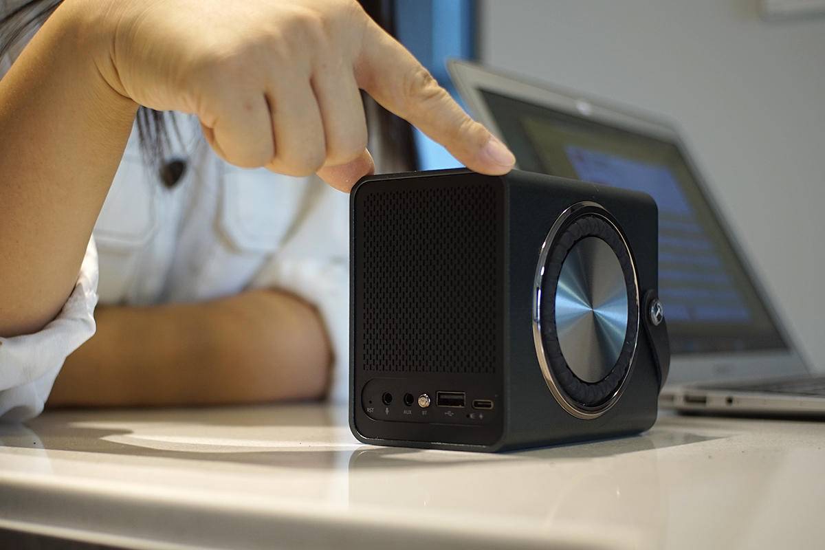 听说这款K歌音箱用的是Bose喇叭，咱们拆来看看