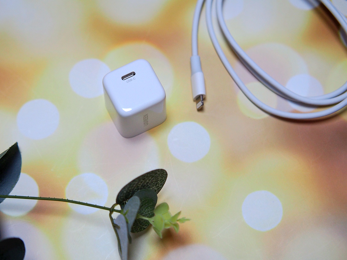 便携迷你快速回血的利器绿联小金刚快充头