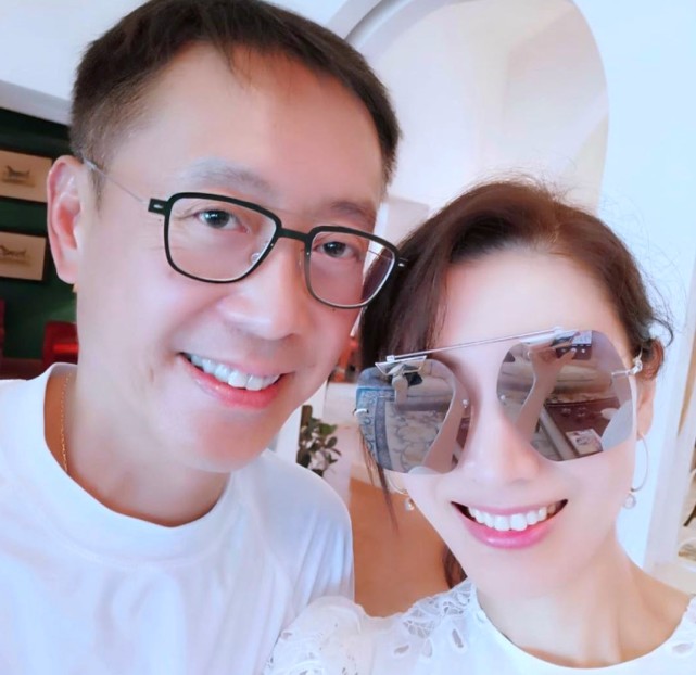 李嘉欣露美背与丈夫回大宅度假，九千平米庄园别墅随夫妻合照出镜