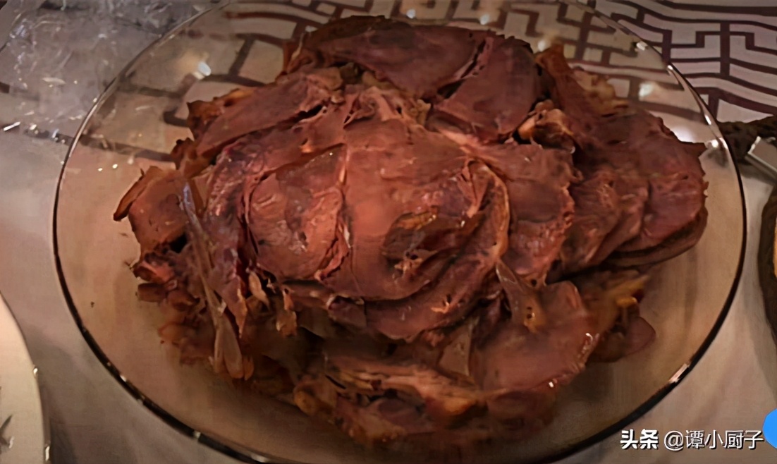 明星黄磊晒年夜饭，亲自下厨做18道大菜，网友：