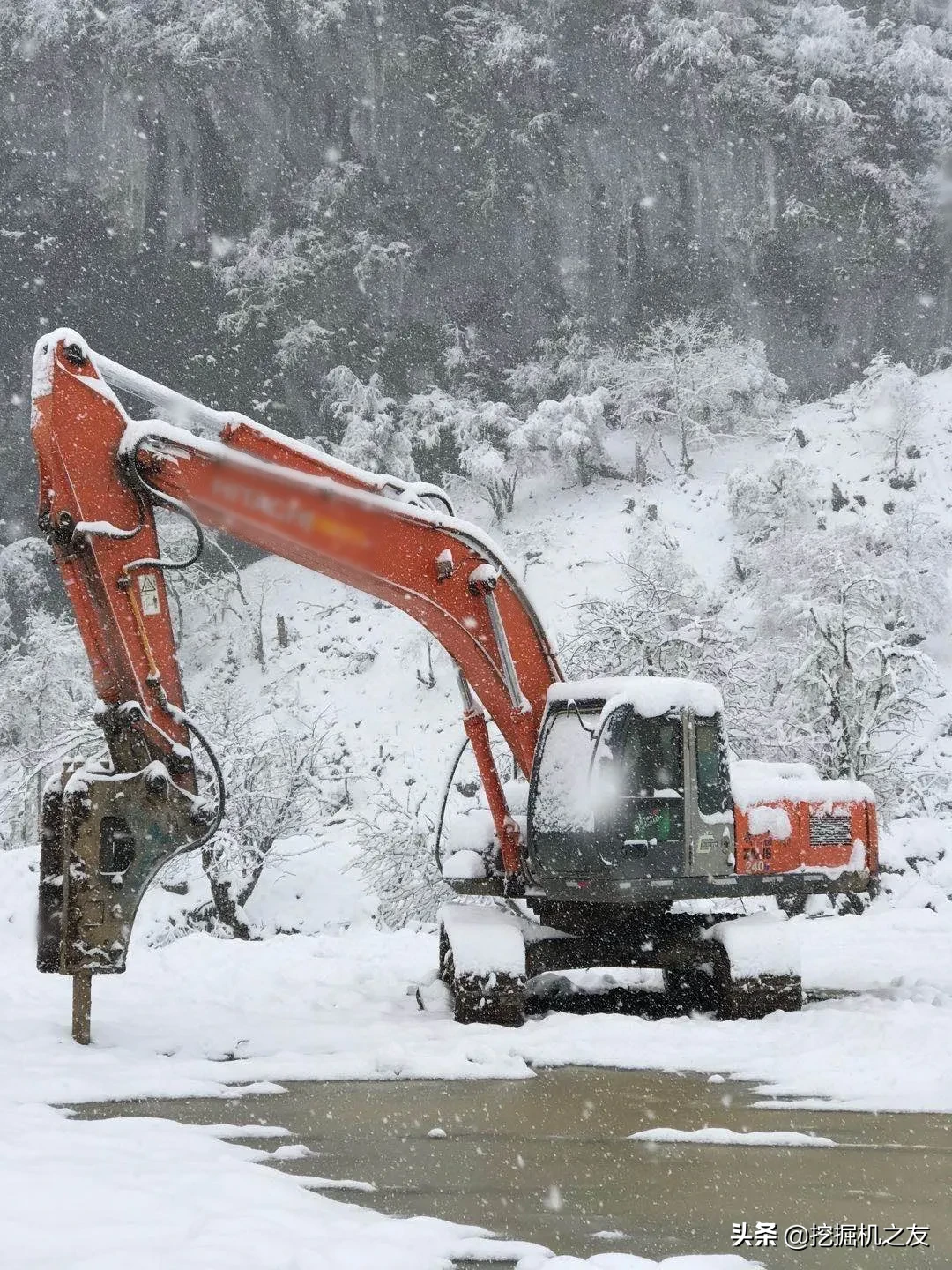 年度最美挖掘机“我”在雪地等你