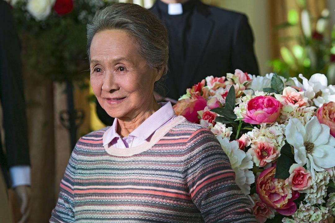 82岁“国民奶奶”衣着朴素却一脸贵气，老年人气质从不只靠衣装