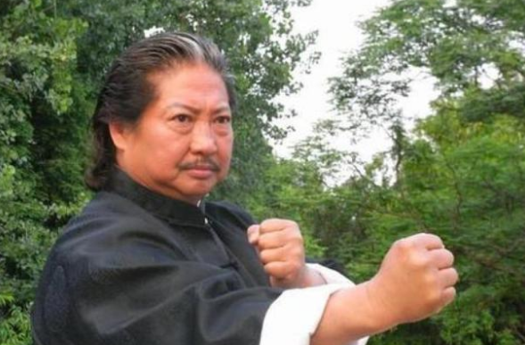 洪金宝36岁女儿至今未嫁，看到本人照片后，网友