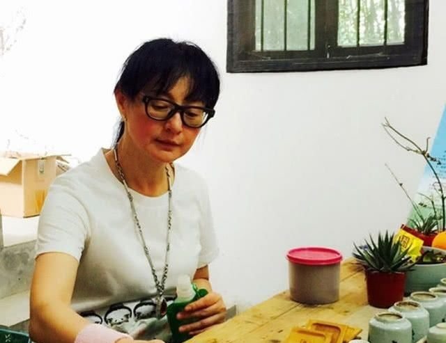 最美警花李赛凤，两段婚姻均失败，遭豪门丈夫