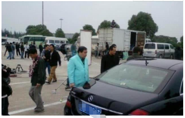 “肥猫”终于还清债务，买200万奔驰庆祝，鸟枪