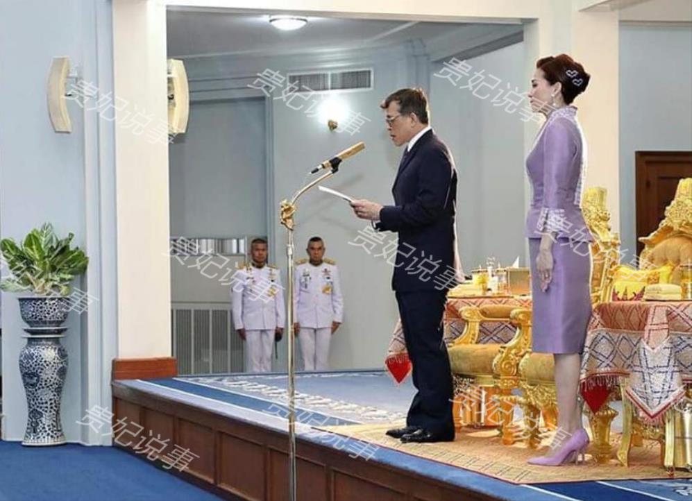 苏提达夺回主动权！香芋紫礼服温柔入骨，泰王主动牵手安抚王后