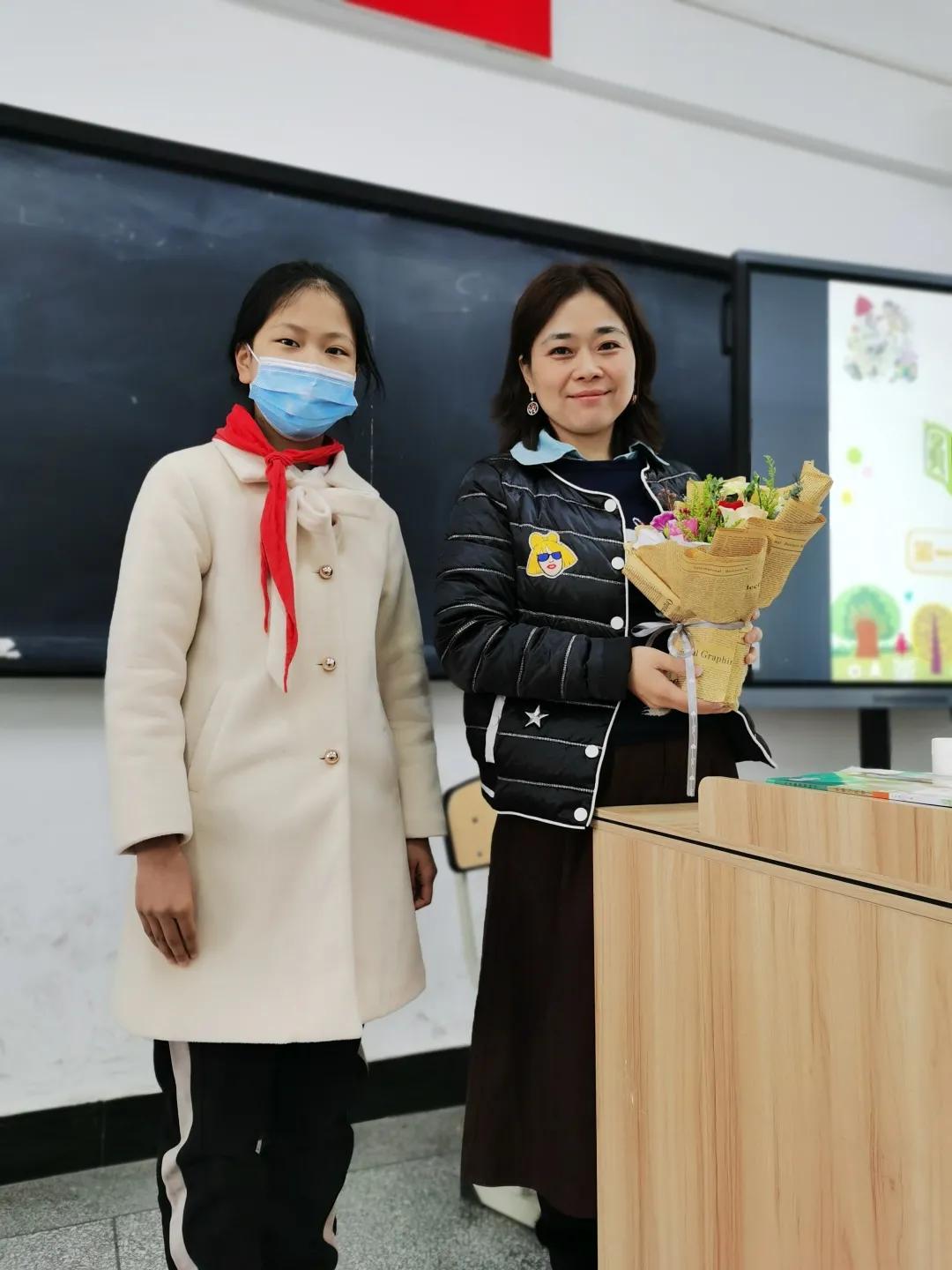 春风十里 不如有您——记成都高新区中和小学主题升旗仪式