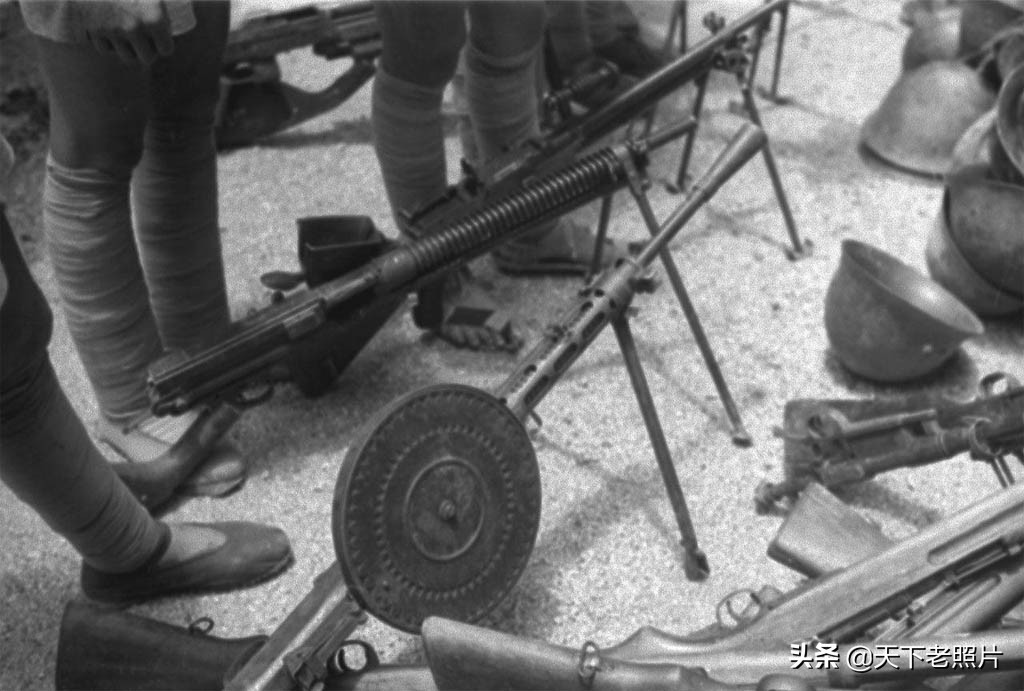 抗战期间中国军人缴获的日本人武器装备老照片一组