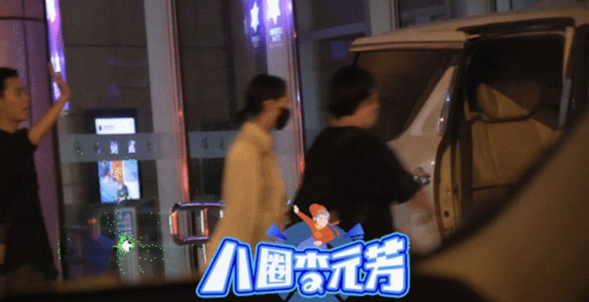 29岁周冬雨深夜收工，身材瘦小打扮低调，近百万豪车十分抢眼