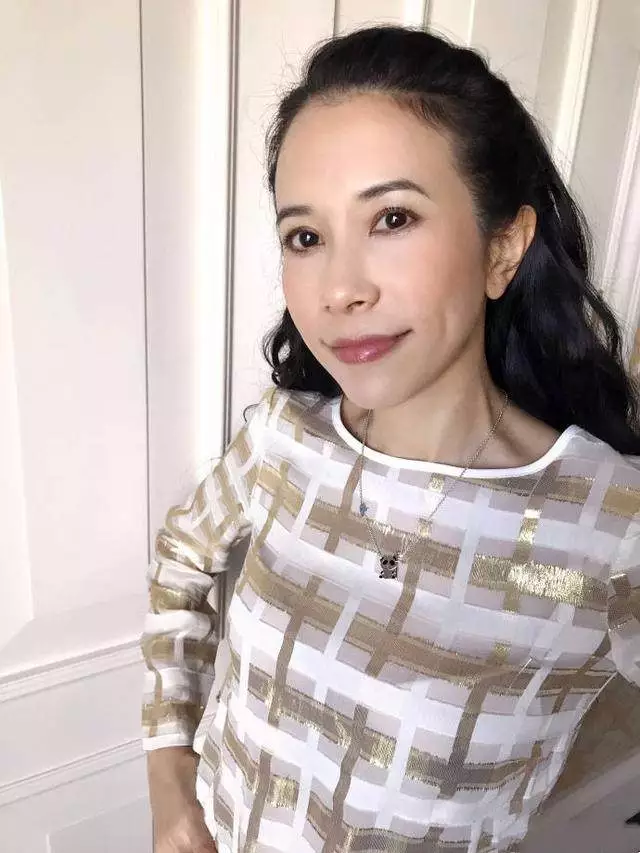 王菲帶女兒聚會，換新髮型攜眾友人為李嫣帶貨，李嫣在媽面前清純