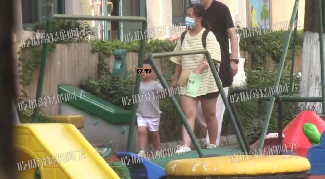 赵丽颖风波后首现身，从冯绍峰处接爱子出游，与其亲密互动显母爱