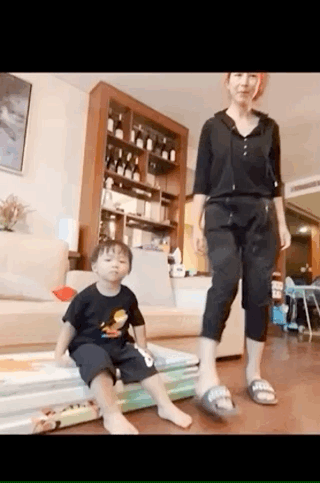 蔡少芬整蛊儿子超开心，故意推挤鱼蛋落地，高冷boy却罕见露笑容