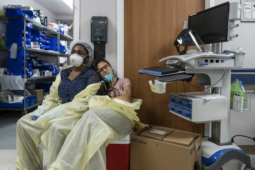 疫情下的美国，摄影师拍下当地一家医院里真实发生的画面