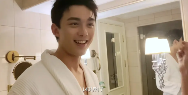 21岁童星吴磊自曝长胖10斤，难挡健硕肌肉，和童年样子大不同