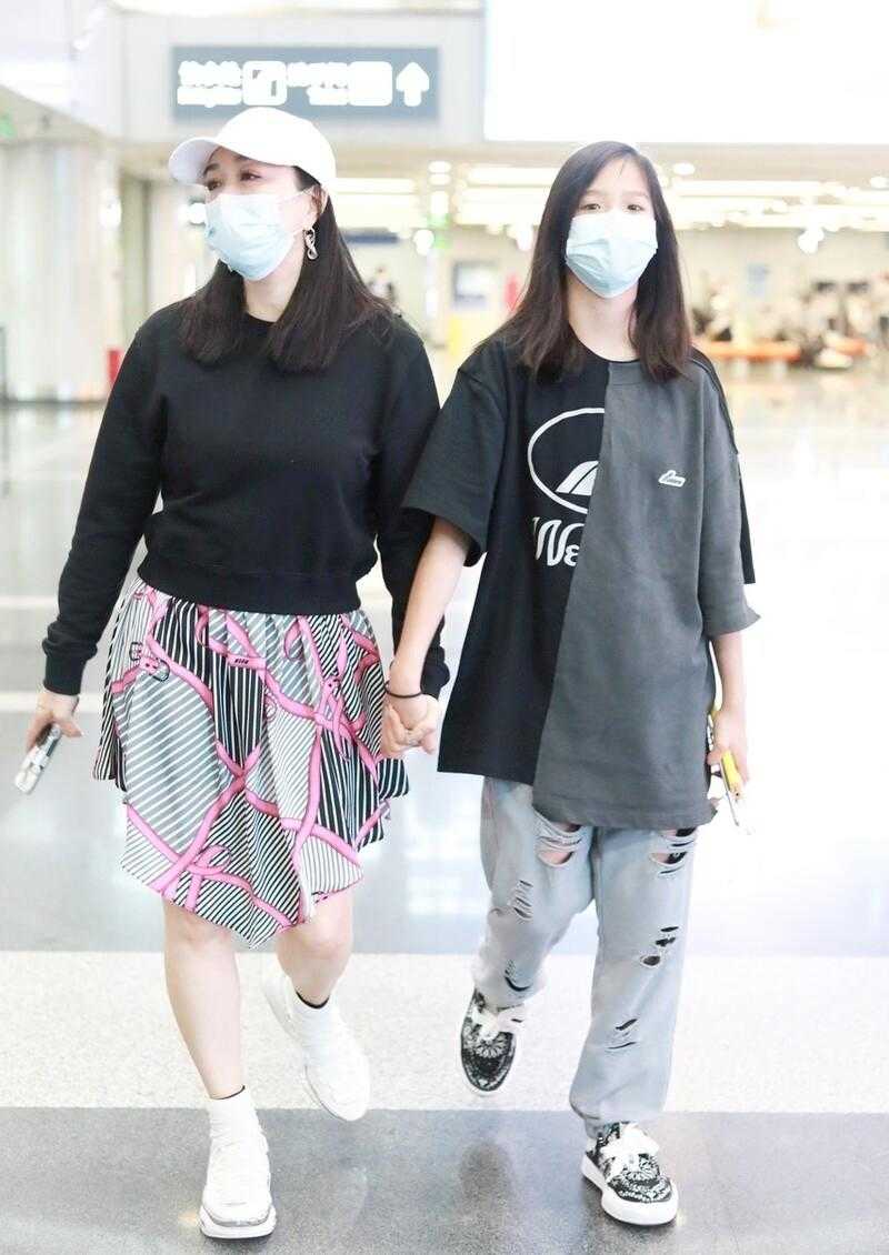 50岁钟丽缇又作妖了，穿卫衣配少女裙好减龄，比女儿还洋气
