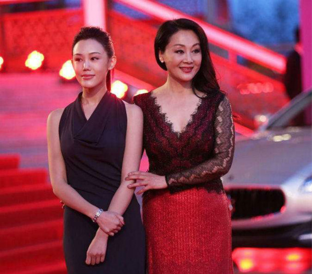 58岁老戏骨，27岁儿子智力只有4岁，让女儿“还债