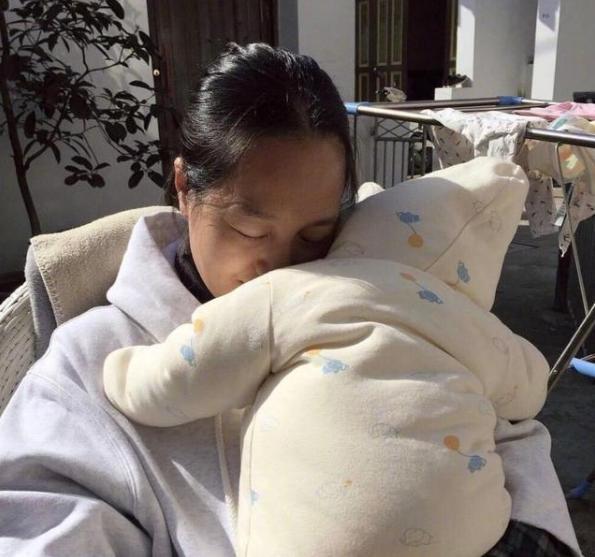 朱丹产后变化大，晒出抱孩子照片，网友惊呼：像一位奶奶抱着孙女