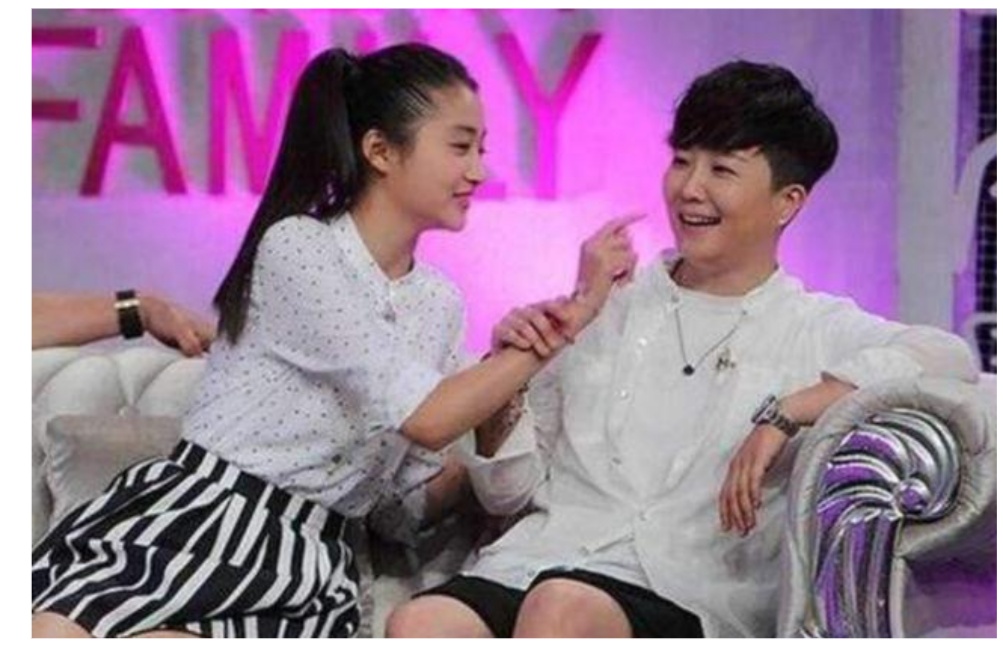 妹妹成为大明星，姐姐却在卖拉面，网友：有时选择比努力更重要