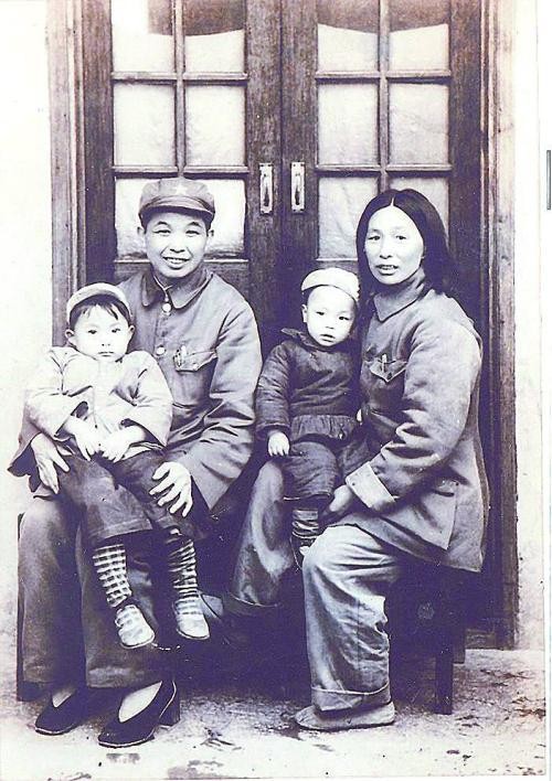 建国后，司令的警卫员发现一名乞讨老太，一问才知是首长的老母亲