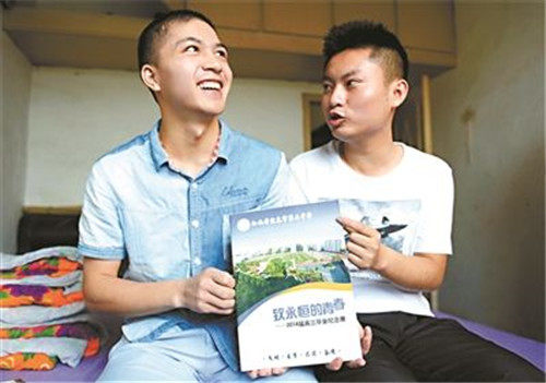 当年两个“夺刀少年”，不惜错过高考救下一车