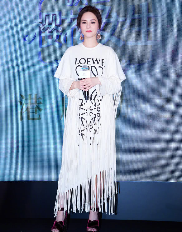 阿娇亮相活动，把“挂面”穿上身又矮又肿，网友：全靠颜值在撑