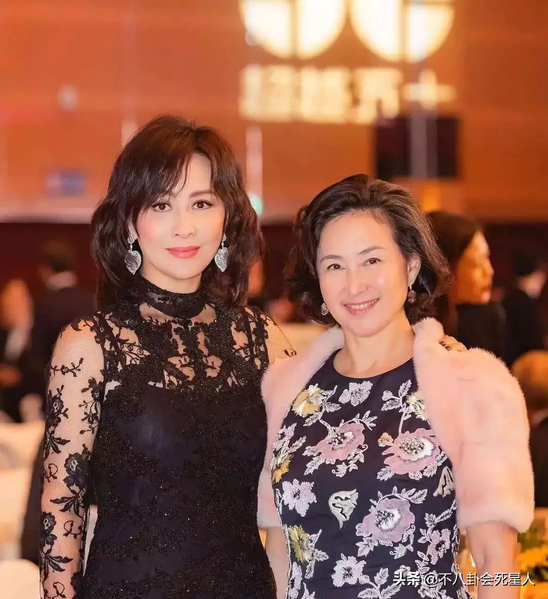 香港藝人聚會也有圈子之分，富豪明星一起玩，過氣藝人扎堆內(nèi)地