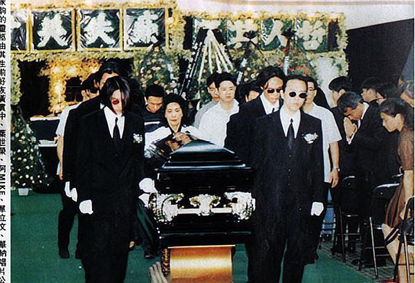 1993年，黄家驹死亡，那个穿孝衣大闹灵堂的女孩，如今怎么样了？