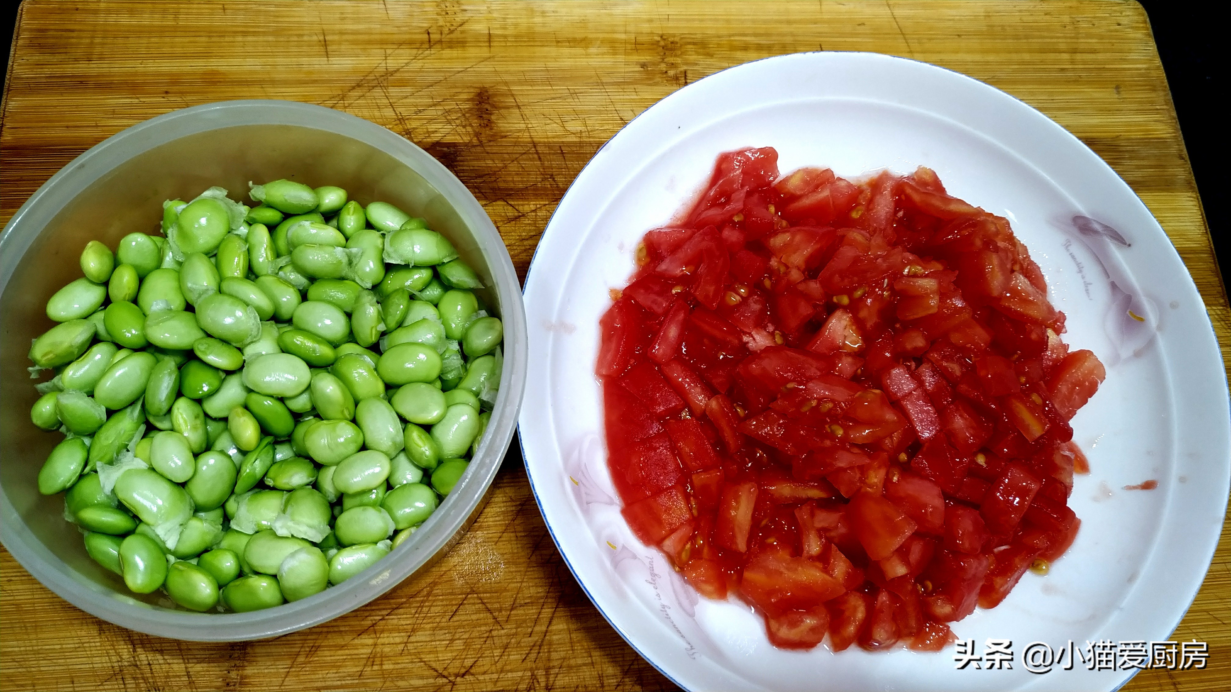 西红柿炒毛豆 做法简单 小小一盘完全不够吃 实在是太美味了