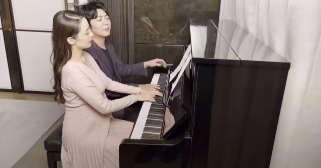 郎朗與孕妻四手聯彈做胎教，吉娜懷孕8個月肚大如籮，狀態超好