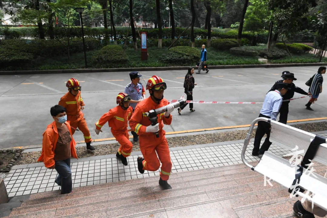 江津区|【警方提醒】被困电梯内，别忘了这个号码！