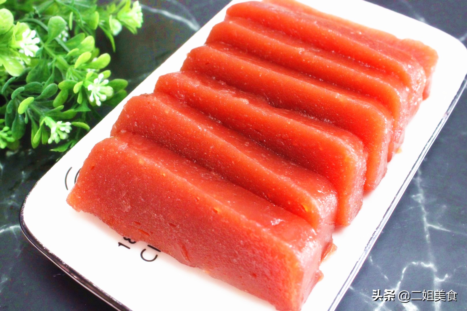 秋天山楂便宜，买几斤在家做山楂糕，酸甜可口，不用出去买