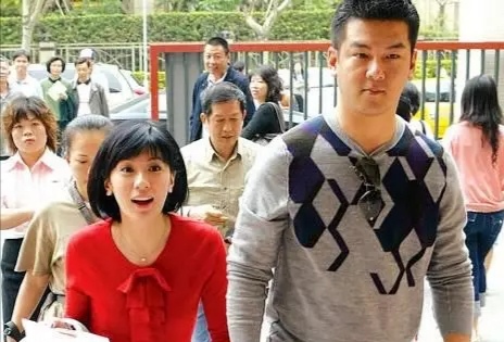 46岁贾静雯美丽依旧，放下爱恨与计较，如今的她活得令所有人羡慕