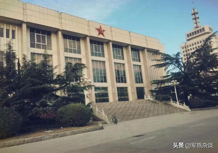 住在军区大院的军人都是什么级别，住在里面又