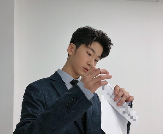 13岁天天与张亮同框，身高接近1米8，穿西服颜值