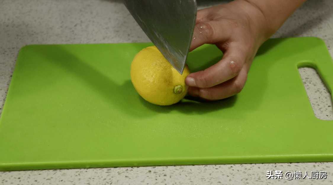 柠檬别再泡茶了，教你一个新吃法！老人小孩 都爱吃，外面买不到