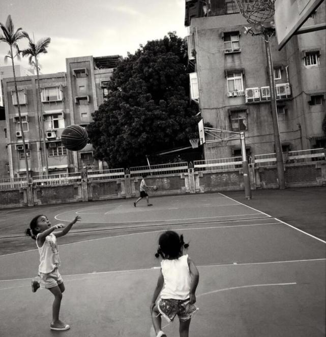 修杰楷带仨女儿玩，父女四人游泳，搞怪自拍，贾静雯忙因工作缺席