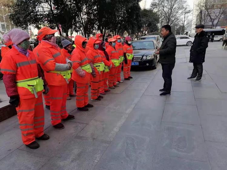 为环卫人员系紧“安全带”—经发保洁组织开展安全培训活动