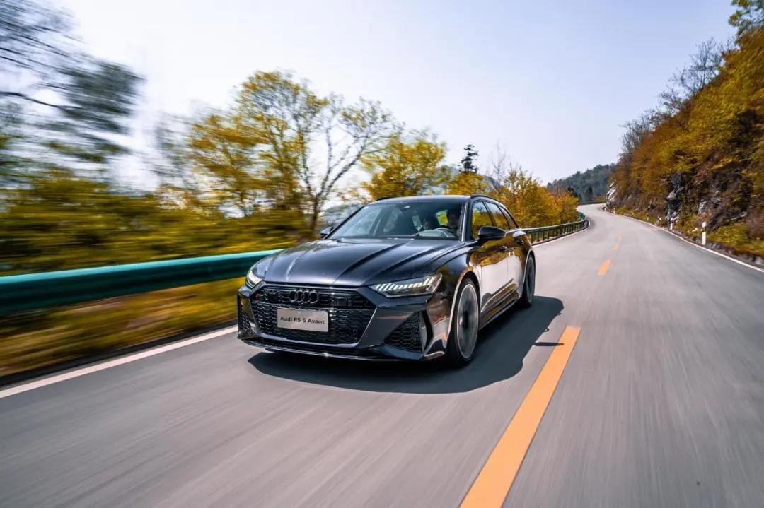 试完这台奥迪8缸性能车后发现，原来性能车也能很舒适