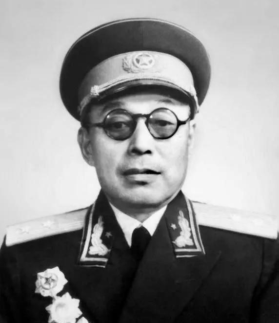 解放军有两位传奇将军，同龄、同乡、同事，还