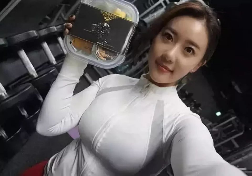 在退役后顺理成章的成为了一名健身教练为了延续自己喜欢的生活方式