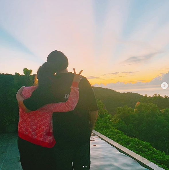 昆凌晒老公教女儿弹钢琴，周董打趣学费很贵，父女四手联弹超有爱