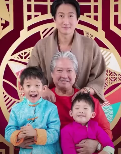 洪天明晒祖孙三代合影，69岁洪金宝罕见亮相气色佳