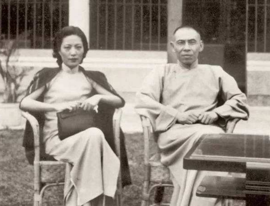 蒋介石不顾情面过河拆桥，杜月笙大呼："蒋介石，你把我当夜壶！"