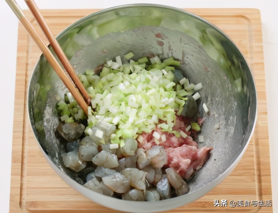 教你在家做春捲，從攤餅皮到成品，步驟簡單詳細，宴客上桌真不錯