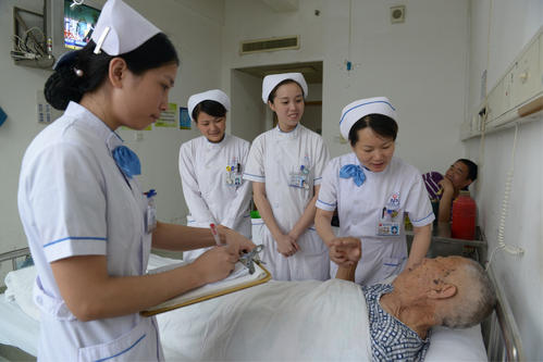 一段医学专业的聊天记录引争议，言语让人气愤，护士就这么不堪？