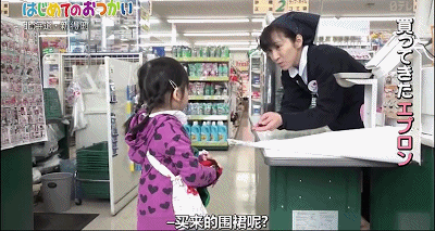 温暖！4岁和2岁姐妹花独自外出跑腿，这件事让大